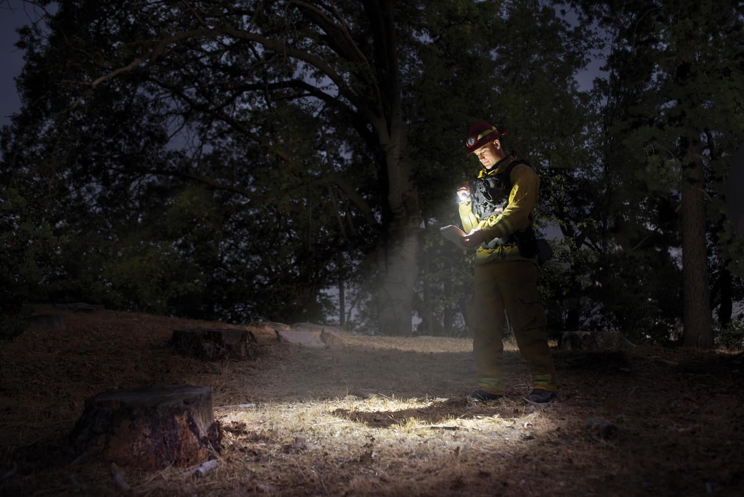 Lanterna LED Maglite Mini AA Cinza com Coldre e Pilhas 3 Lanterna LED Maglite Mini AA Cinza com Coldre e Pilhas - Imagem 3